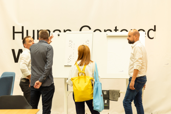 «hello 23» von Lista Office LO 2023