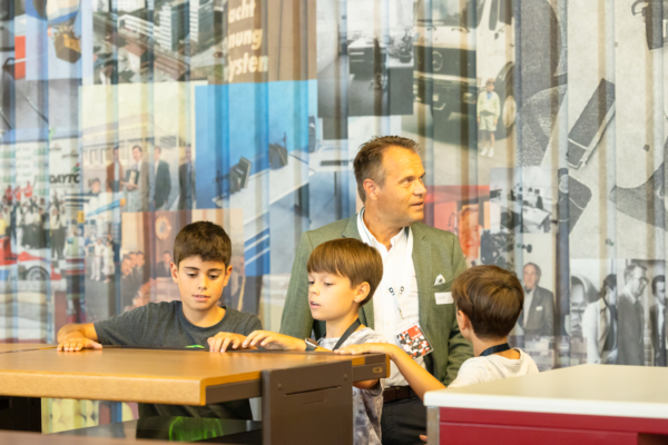 «hello 23» von Lista Office LO 2023