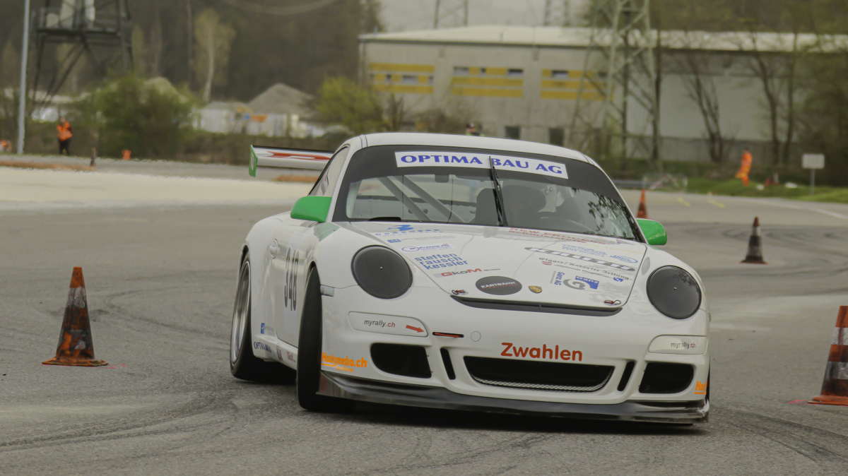 Der frühere zweifache Slalom-Schweizermeister Christoph Zwahlen gehört mit seinem Porsche GT3 zu den lokalen Favoriten