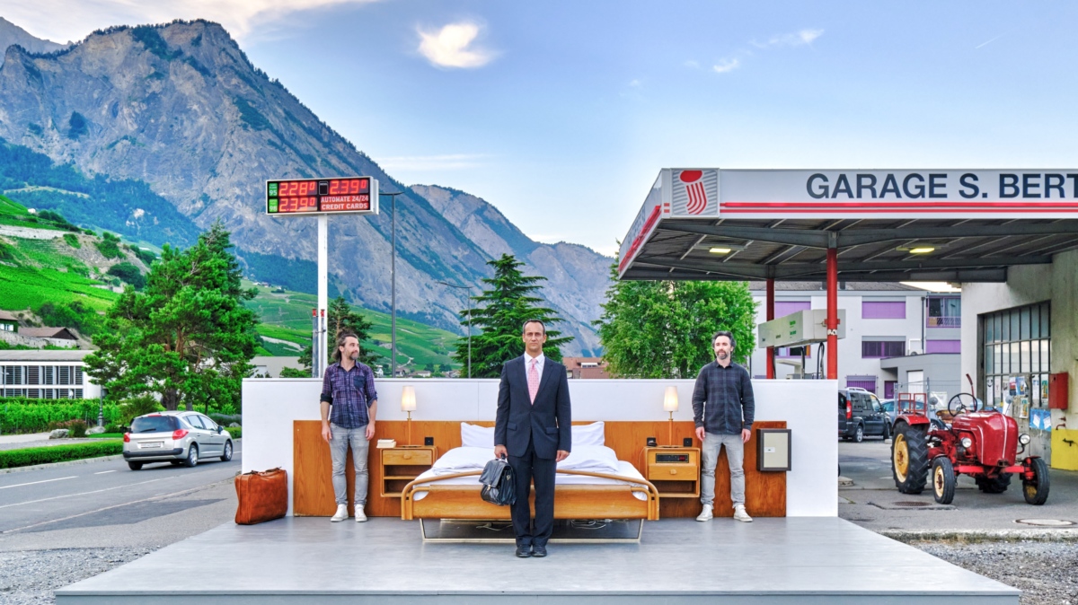 Die Schweizer Konzeptkünstler Frank und Patrik Riklin und der Hotelier Daniel Chrabonnier lan cieren eine «anti idyllische» Version ihres Hotel - Konzepts