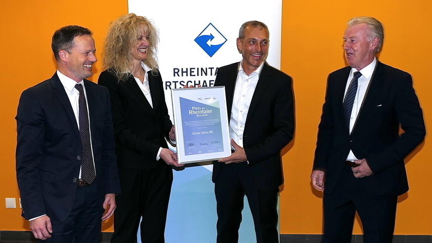 v.l. Gemeindepräsident Bruno Seelos, Brigitte Lüchinger, Jürg Spiess und Reinhard Frei mit der Preisverleihungsurkunde.