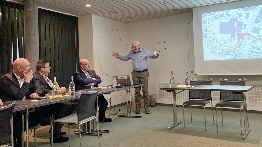 Peter Amsler präsentiert seine Vision eines unterirdischen Kreisels beim Bahnhof