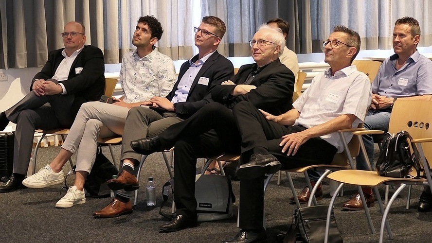 Die Teilnehmer an der Podiumsdiskussion: v.l. Thomas Harring, Andreas Bisig, Mike Egger, Prof.Dr.Gerd Ganteför und Reto Friedauer