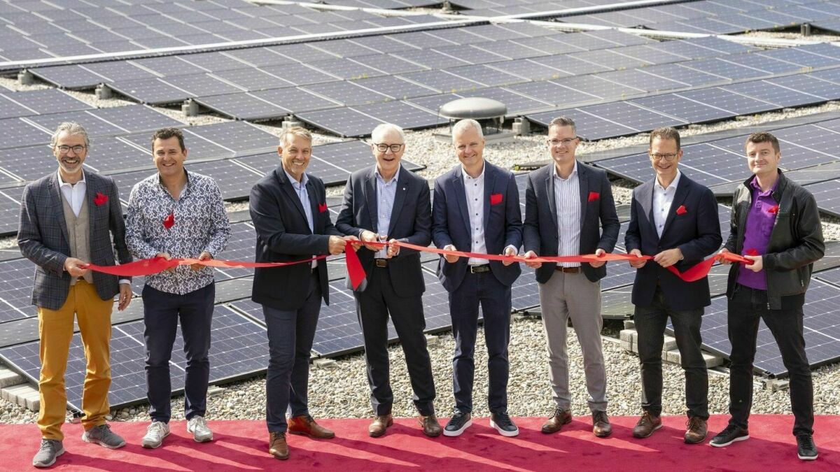 Tisca und SAK nehmen grösste Photovoltaikanlage im Kanton in Betrieb