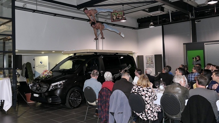 Die «Handstand-Brothers» zeigten nochmals Teile ihrer Vorstellung, diesmal auf einem Mercedes-Transporter