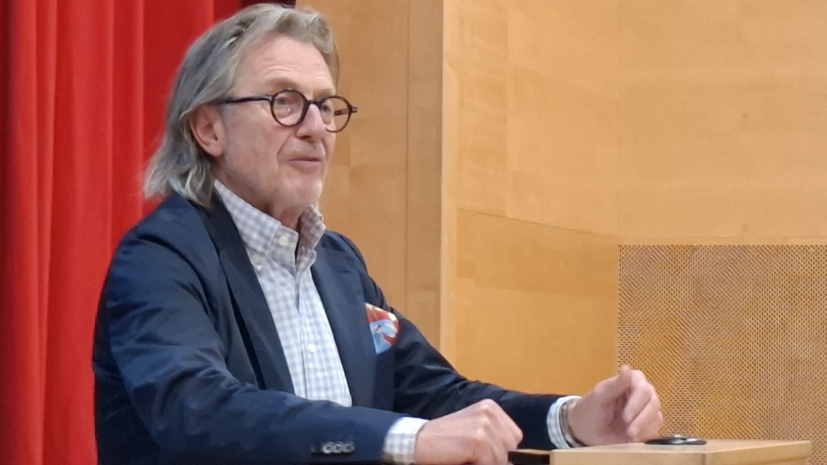 Treuhand Suisse Ostschweiz ehrt Weiterbildungs-Pionier Rolf Nobs