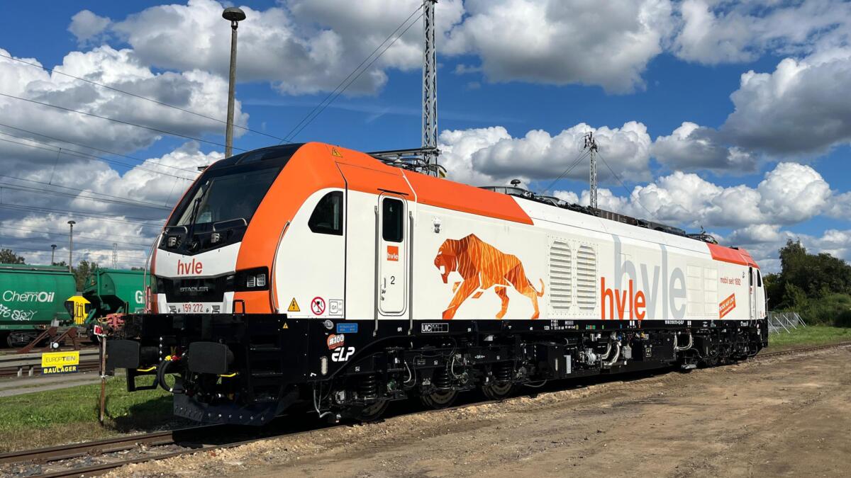 Stadler liefert 100. EuroDual-Lokomotive an European Loc Pool