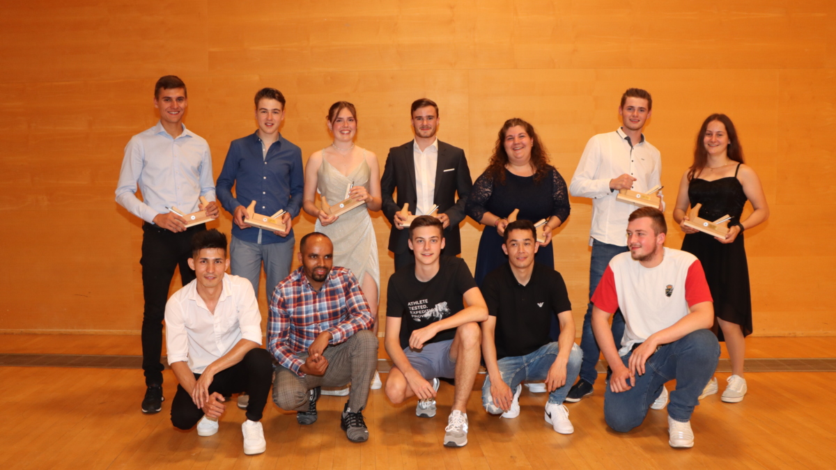 Die besten Schreiner sowie Schreinerpraktiker, welche den Fachkundeunterricht in Flawil besucht haben, an der Diplomfeier in Gossau