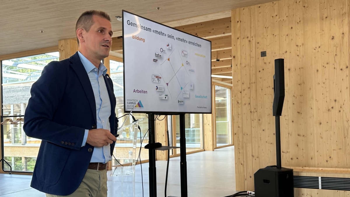 Marco Thoma, Präsident des Vereins Hightech Campus Buchs, erklärte den Kantonsräten, was hinter der Initiative steckt