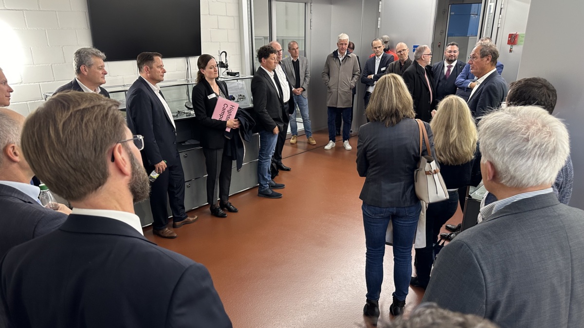 RhySearch-Verwaltungsratspräsident Werner Krüsi brachte der Delegation den Reinraum näher