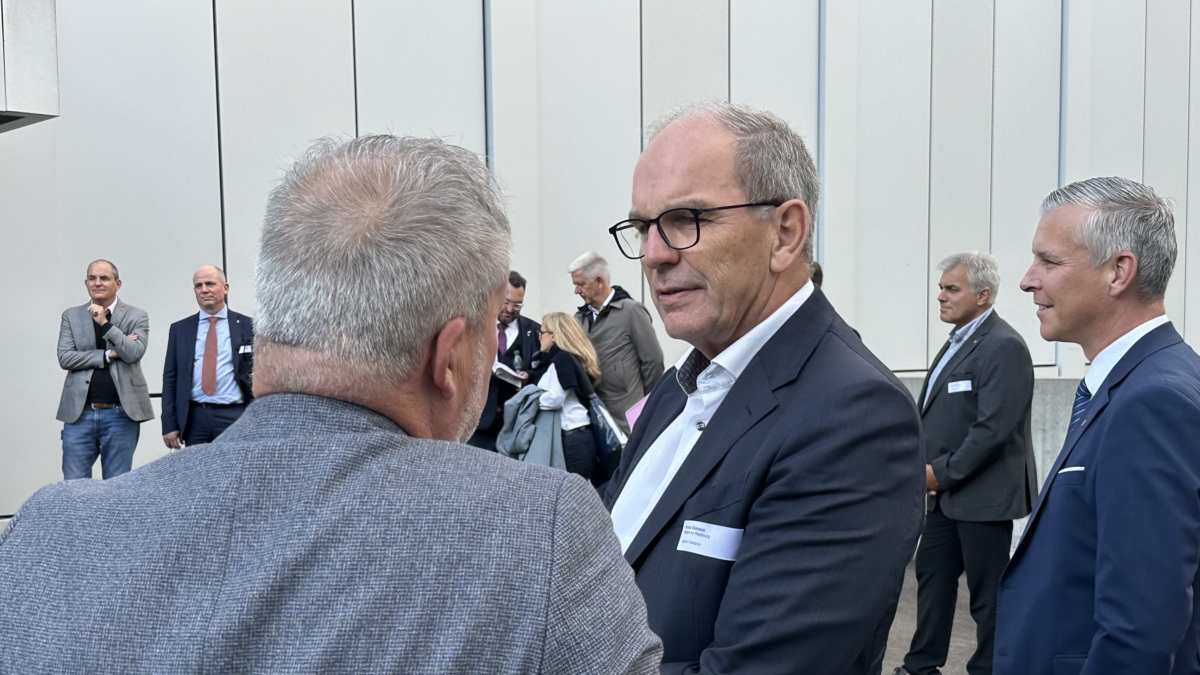 Regierungsrat Bruno Damann im Gespräch mit dem Buchser Stadtpräsidenten Rolf Pfeiffer
