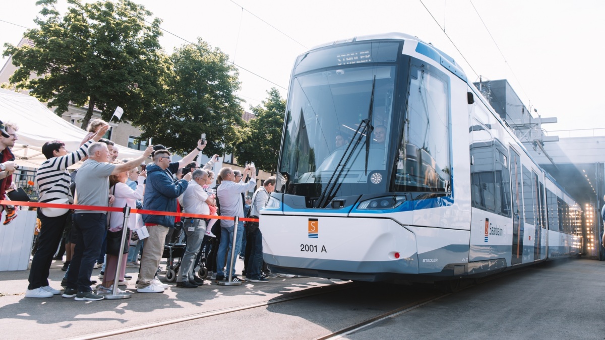 Der erste CityLink-TramTrain von Stadler hat Saarbrücken erreicht