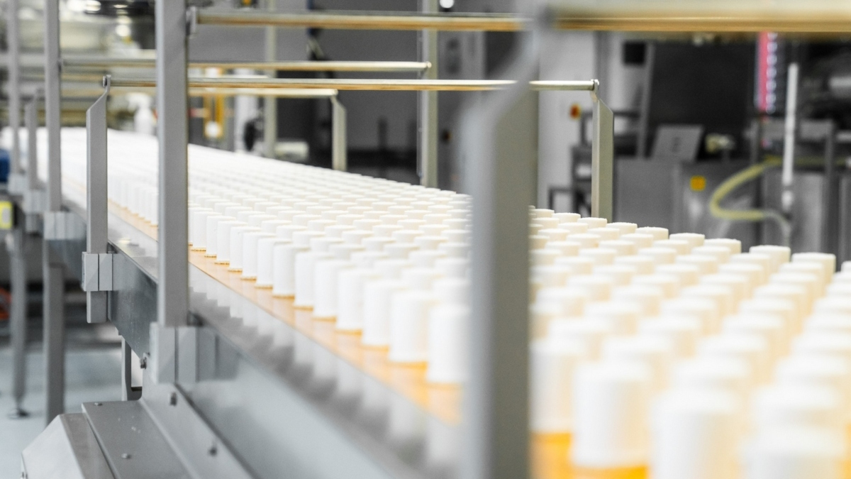 Produktion der Ammann-Mohrenköpfe, die heute zeitgeistig als «Schokoküsse» positioniert werden