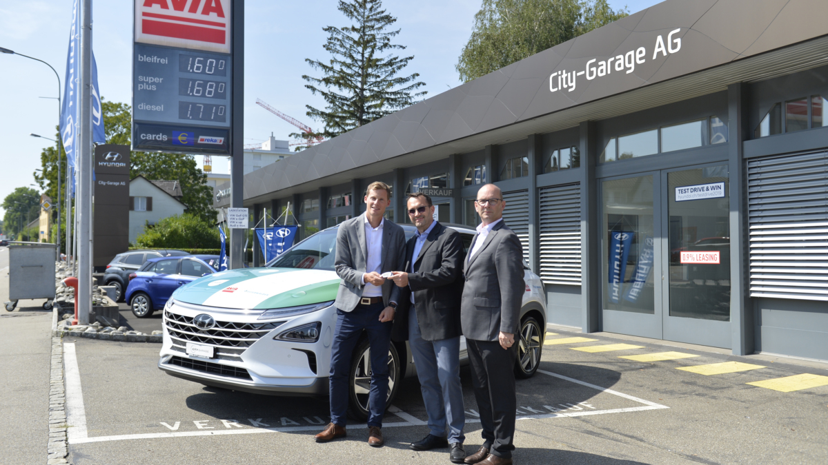 Schlüsselübergabe für Wasserstoffauto