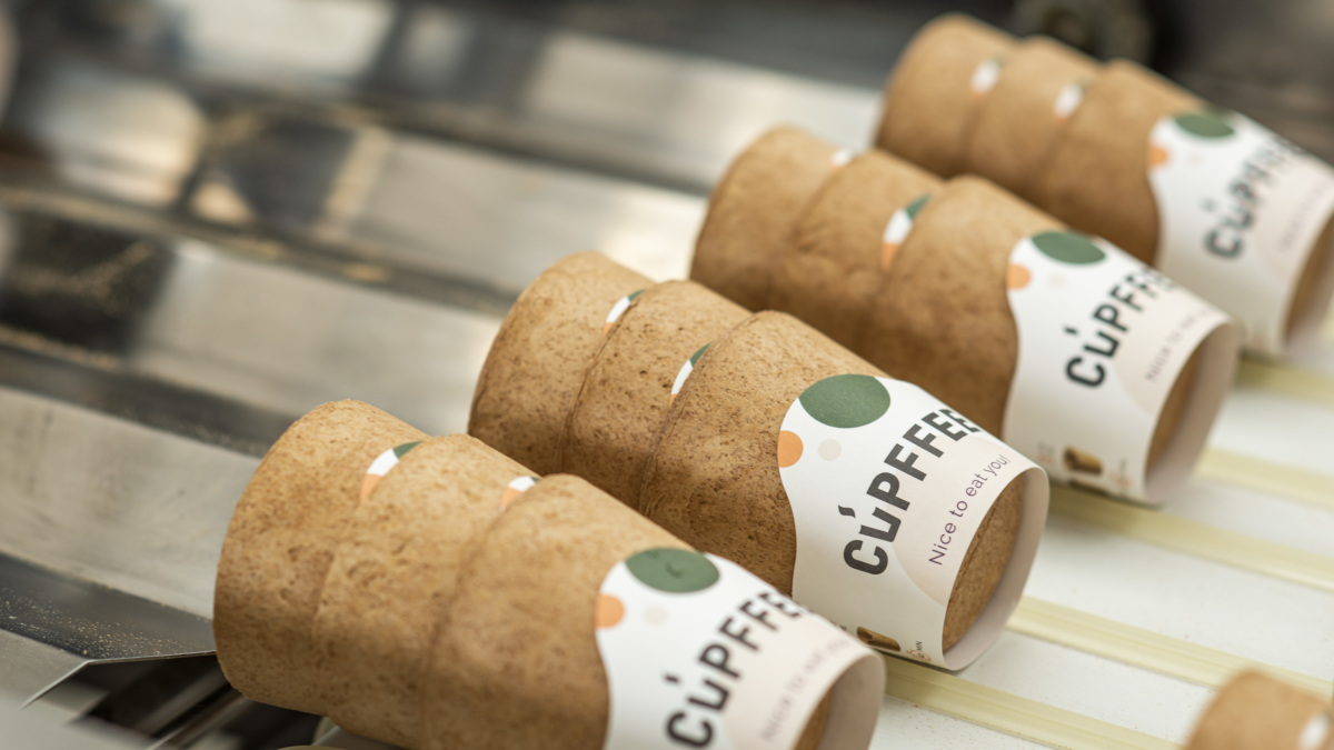 Weniger Plastikmüll dank essbaren Kaffeebechern