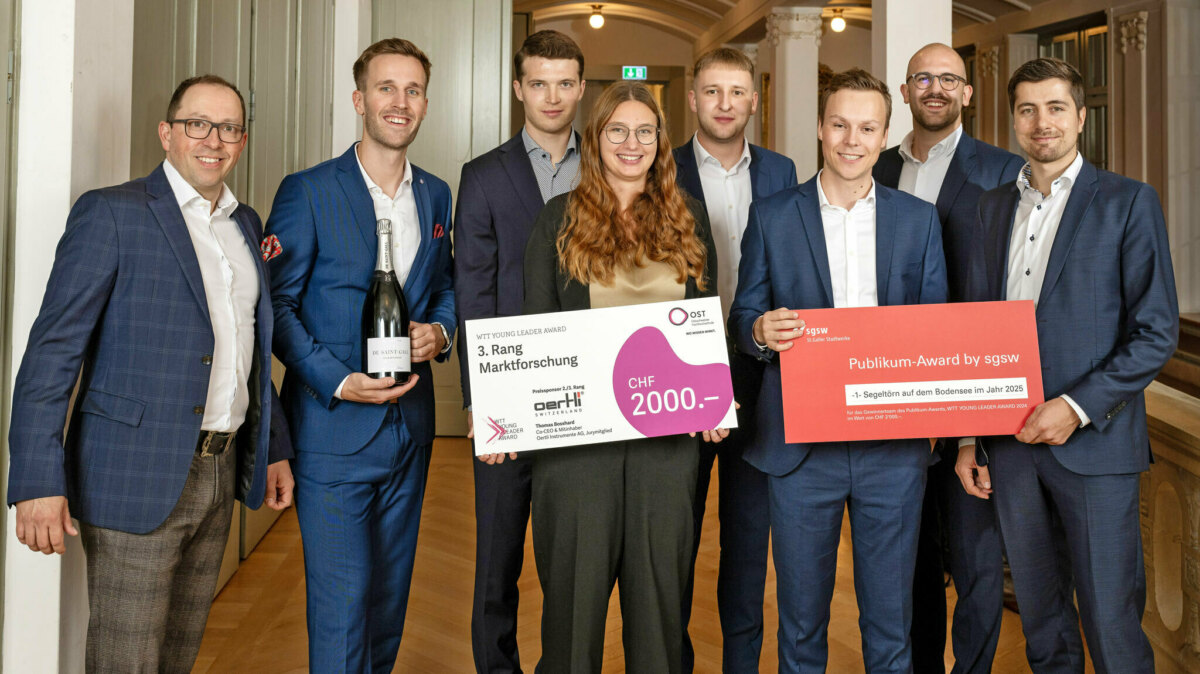 Das Team Abacus Research holte nicht nur den 3. Platz in Marktforschung, sondern auch den Publikum-Award – hier mit Auftraggeber Maurin Büche (Abacus Research, rechts) und Preissponsor Thomas Bosshard (Oertli Instrumente)