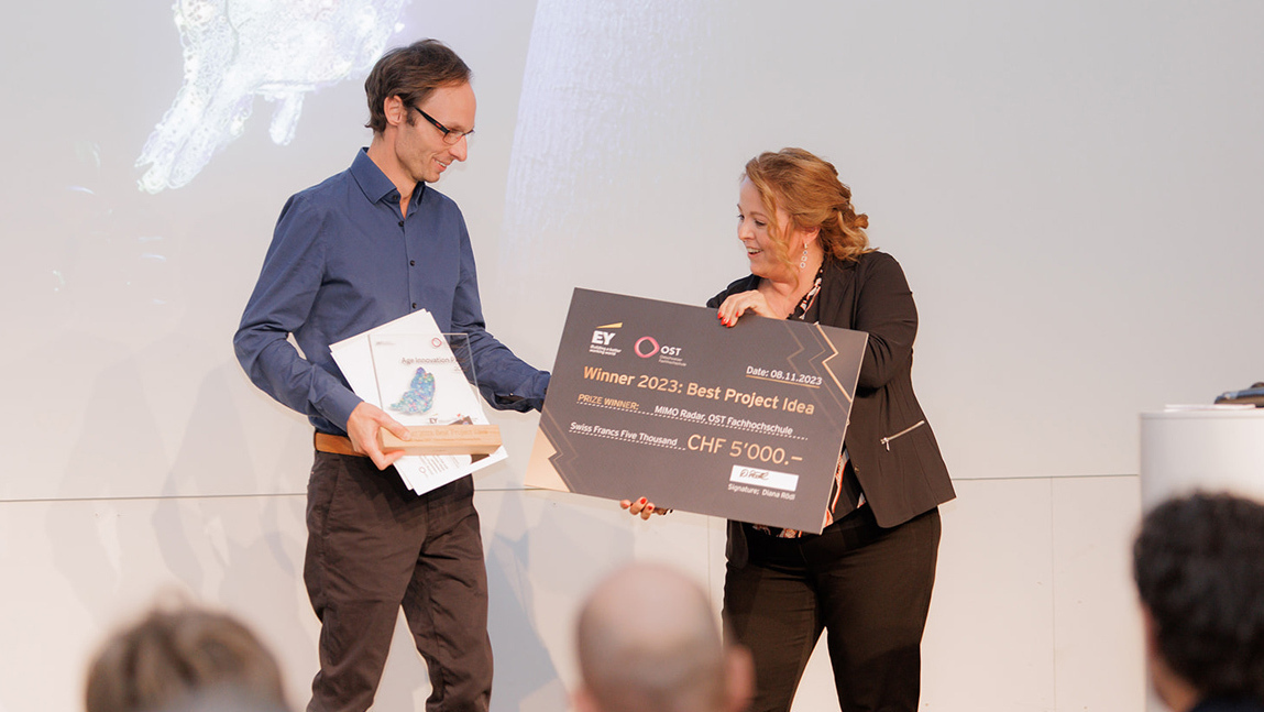 Michael Gottinger, ESA Institut für Elektronik, Sensorik und Aktorik der OST – Ostschweizer Fachhochschule, erhält den Preis für die beste Projektidee (MIMO Radar) von Diana Rödl, Director Emerging Technology EY Schweiz.