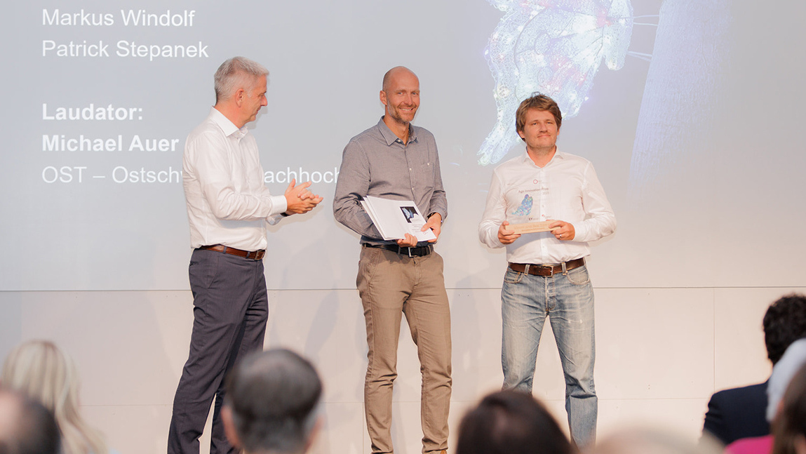 Markus Windolf (rechts), CEO BIOS Medical AG, und Patrick Stepanek (mitte), COO BIOS Medical AG, erhalten den Preis für das beste Start-up (HIPbeacon) von Michael Auer, Präsident des Hochschulrates der OST – Ostschweizer Fachhochschule.