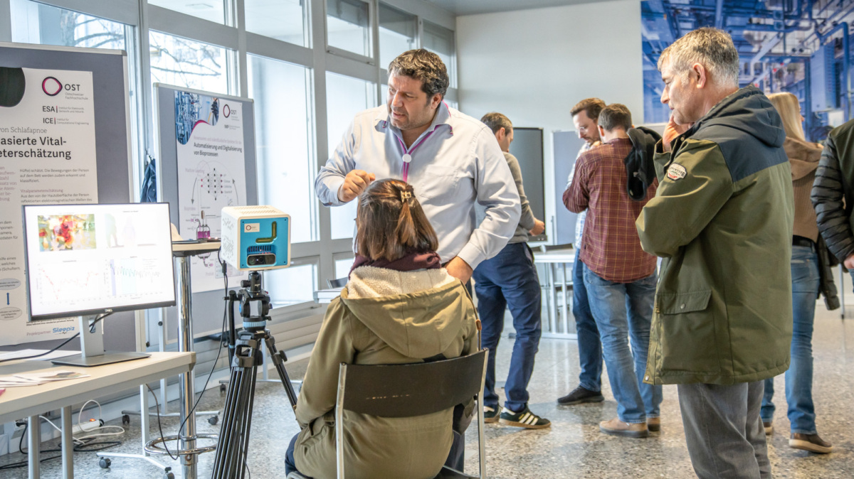 Am Marktplatz wurden verschiedene KI-Projekte der OST und von Partnerorganisationen vorgestellt