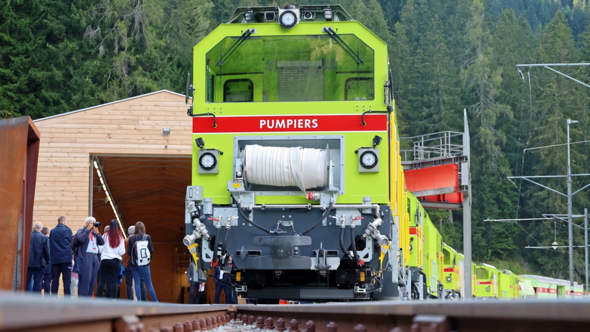 Neue Lösch- und Rettungsfahrzeuge an Feuerwehr übergeben