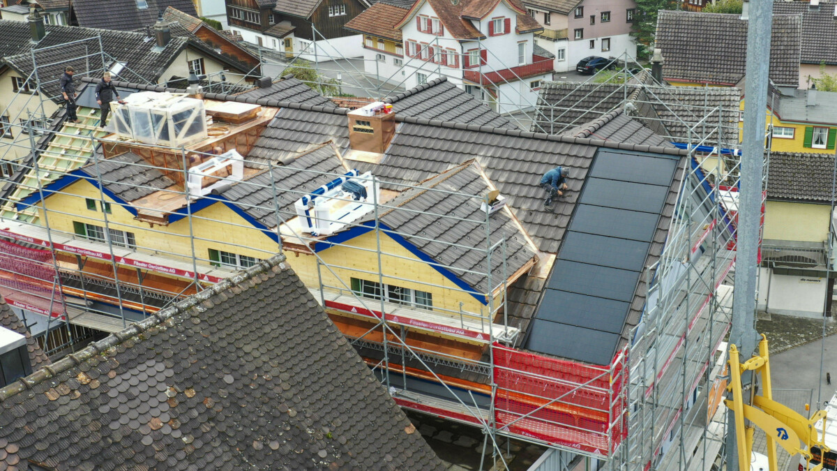Zur energetischen Modernisierung hat die Appenzeller Kantonalbank 2023 beim Nebengebäude das Dach saniert und zwei Photovoltaik-Anlagen integriert