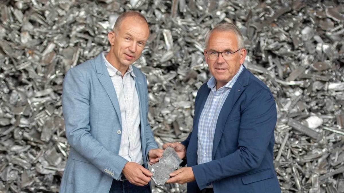 OST-Forscher Michel Haller ( links) und Recycling-Unternehmer Christoph Solenthaler mit einem vielversprechenden Energiespeicher: Recycling-Aluminium.