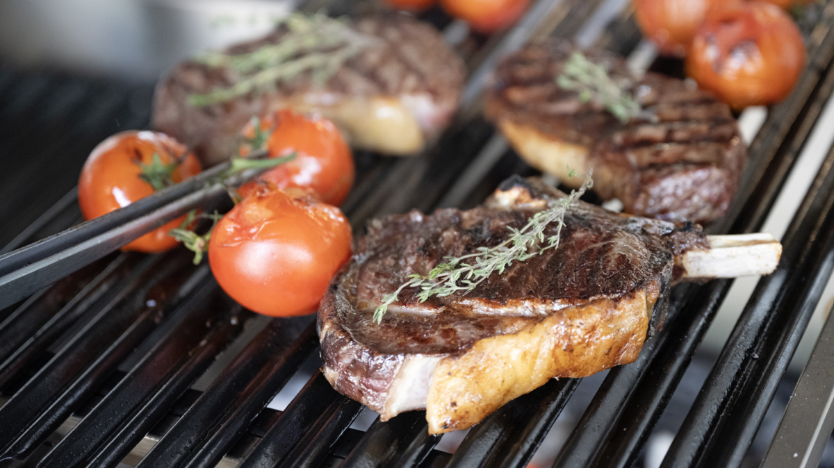 V-Profile verhindern, dass Fett auf Kohle tropft und Stichflammen verursacht.