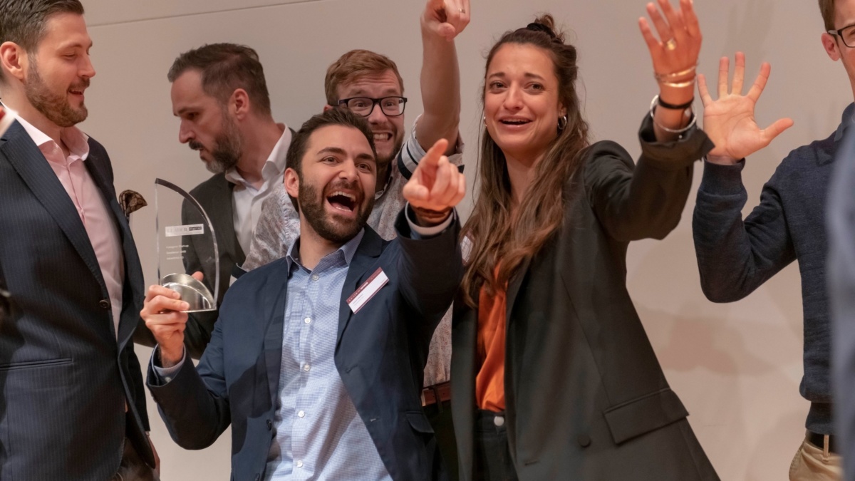 Iman Nahvis (Bildmitte) Advertima gewann den LEADER Digital Award 2019