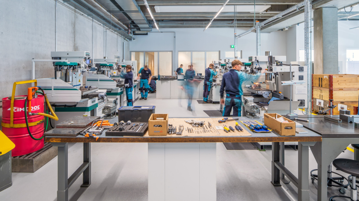 Bühler bringt duale Berufsbildung im Schnellformat weltweit zu Industriekunden