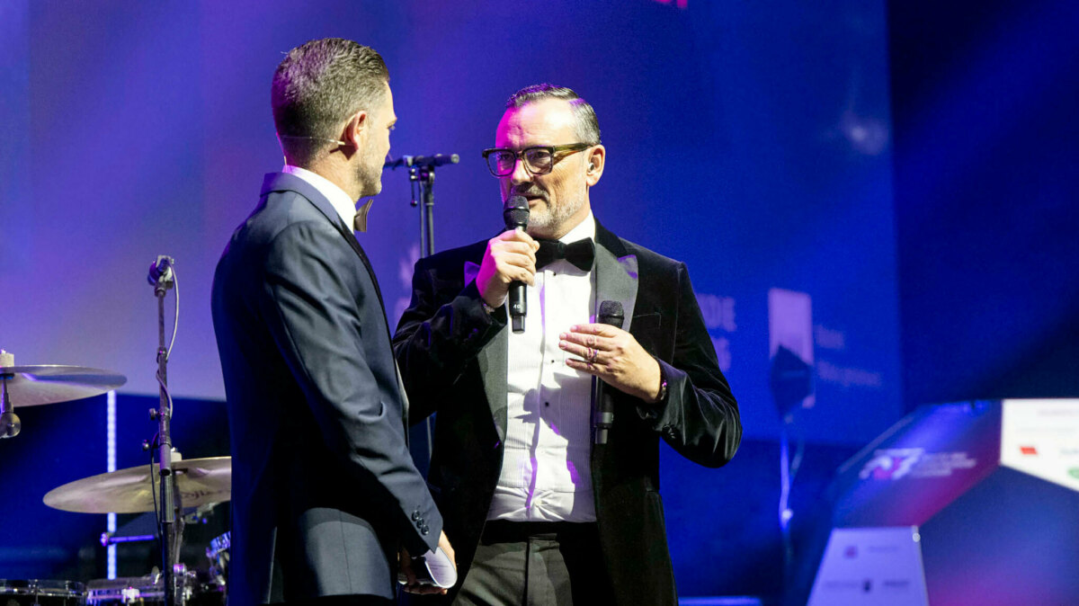 Eine starke Partnerin neben dem Spielfeld