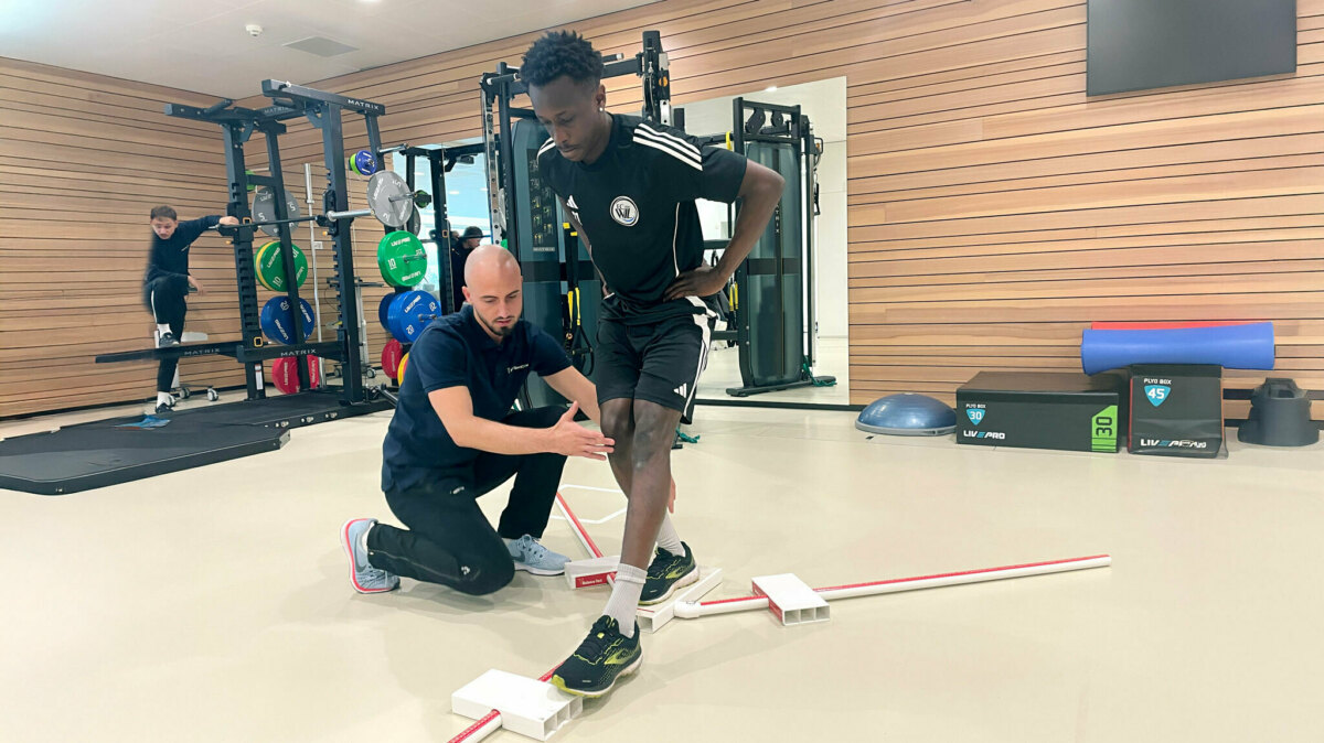 Umar Saho Sarho mit Physiotherapeut Selim Kaya