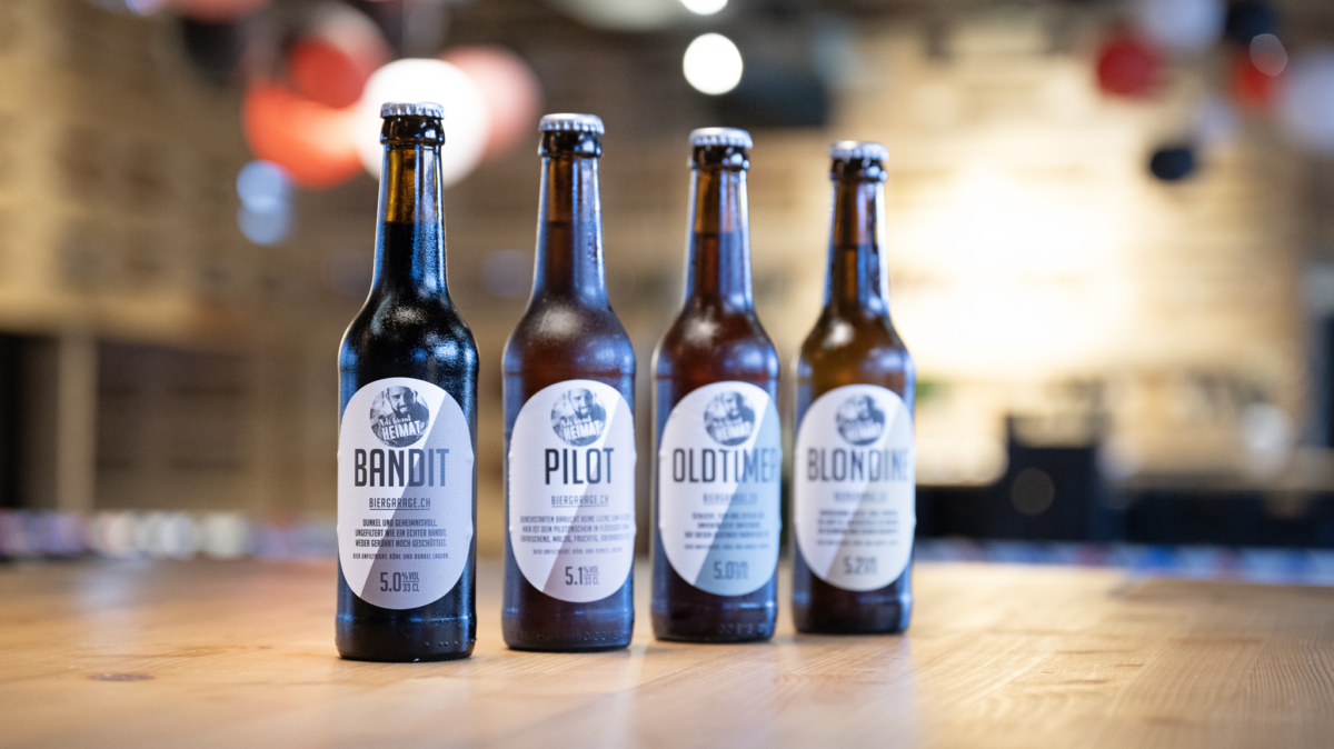 Die «Boy Group» – für jeden ist ein Bier dabei: Bandit, Pilot, Oldtimer und Blondine. Der «Künstler» fehlt gerade.