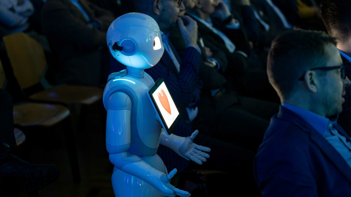 Auch Roboter Pepper hört im Publikum der Gastreferentin gespannt zu.