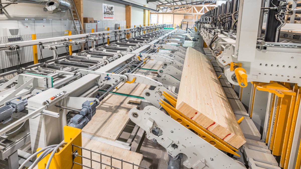 Neue, vollautomatische Holzleimpresse im Werk Buhwil