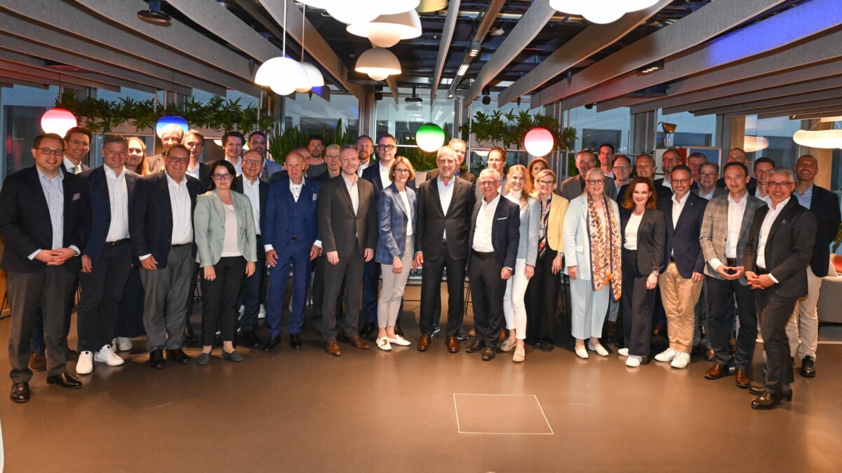 Vorstandsmitglieder und Direktoren der Ostschweizer IHKs und der Zürcher Handelskammer am gemeinsamen Anlass zu den Bilateralen III