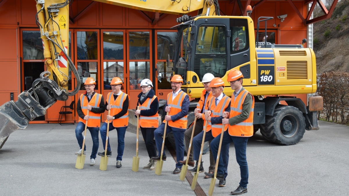 Andreas Ammann (Projektleiter AB), Jonny Dörig (Projektleiter Regiobus), Marita Düwel (Blumer Lehmann, Totalunternehmen), Bruno Hu-ber (Geschäftsführer Regiobus), Dölf Biasotto (Landammann AR), Max Eugster (Gemeindepräsident Herisau) und Roland Rhyn (Stv. Direktor AB)