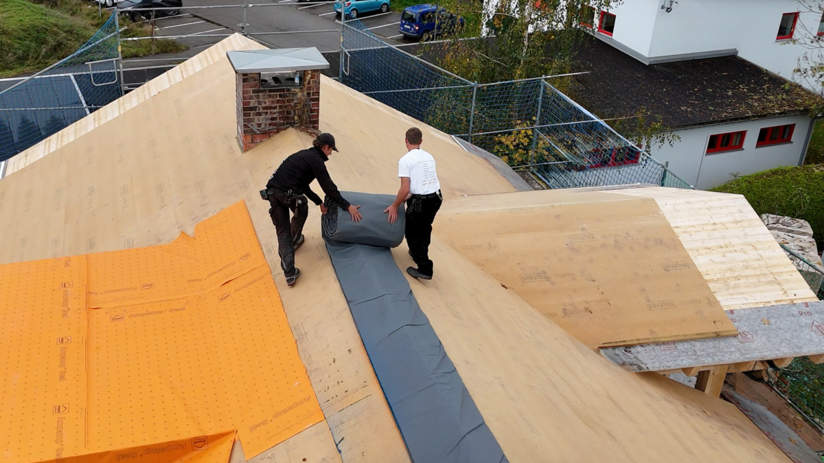 Ampack revolutioniert Dachbahnverlegung mit massgeschneiderter 3D-Vorkonfektion von verklebten Dachbahnen
