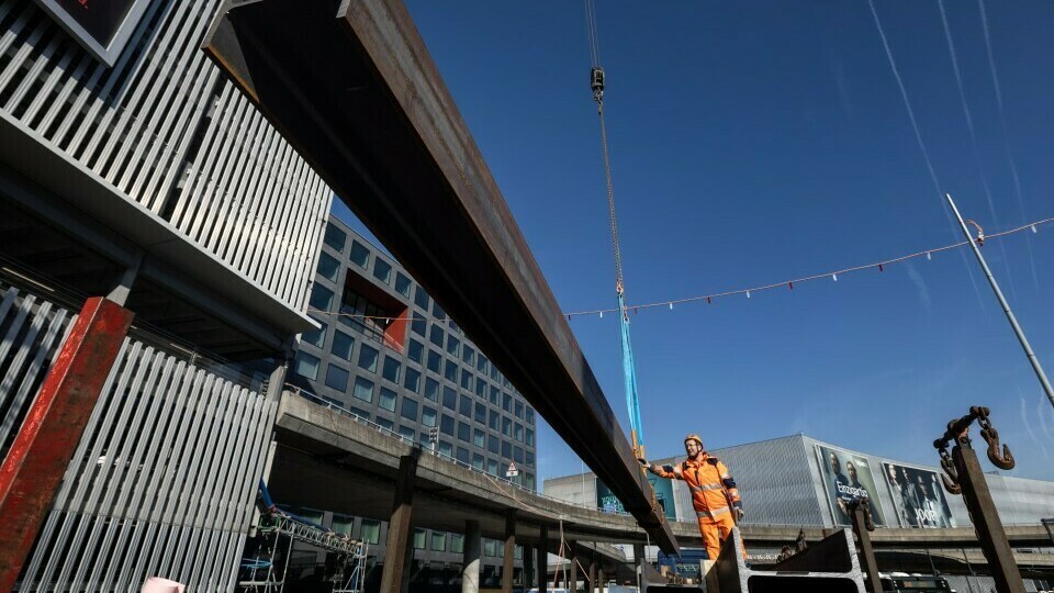 270 t Stahlträger aus St.Gallen stützen SBB-Tunnel am Flughafen Zürich