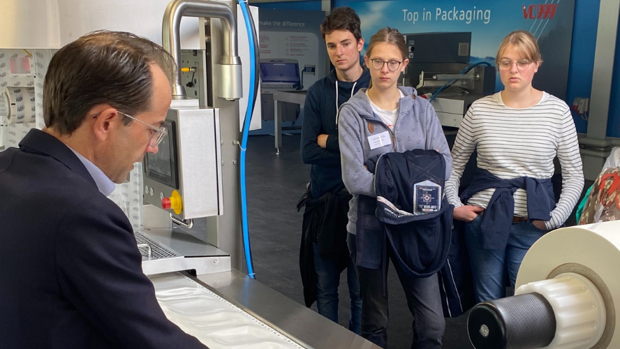 Betriebsrundgänge bieten Einblick in die Produktion. Uriel Inauen, CEO der VC999, führt die Jugendlichen durch den Firmenhauptsitz in Herisau.