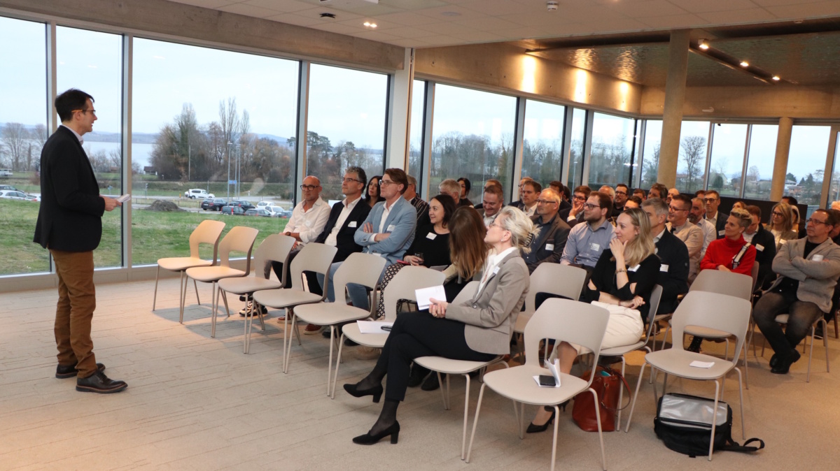 Arbeitgeberpräsident Dominik Hasler begrüsst 50 Teilnehmer zum Besuch der neuen Herzklinik in Münsterlingen