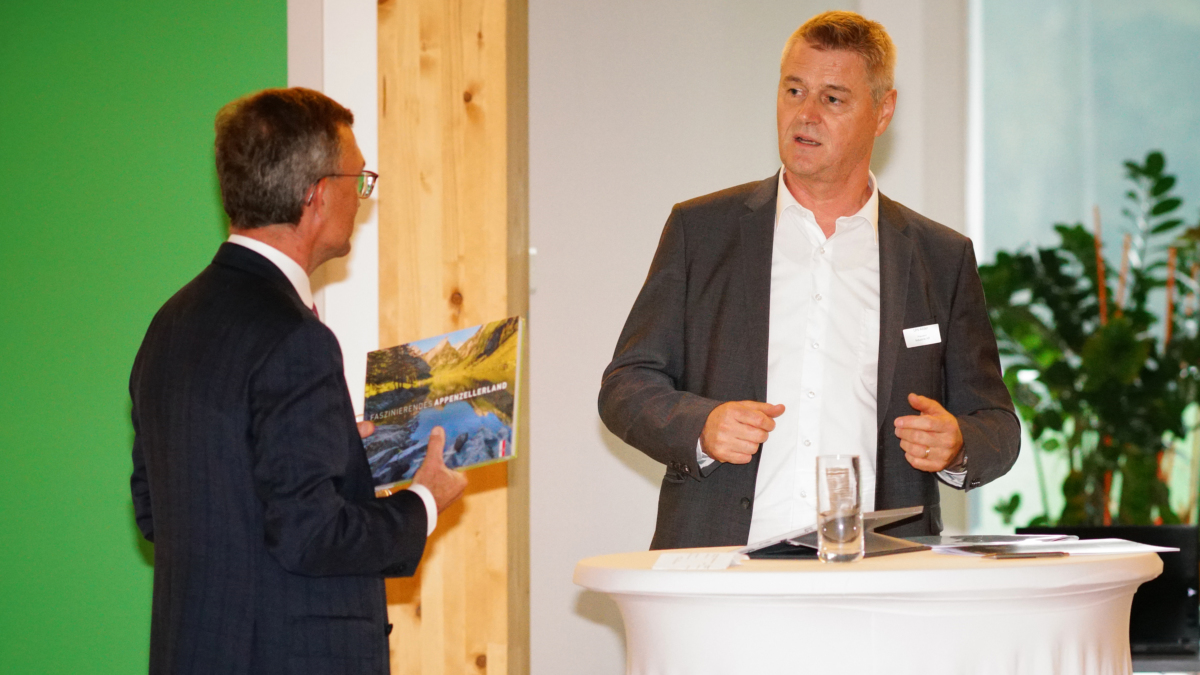 Industrie-Präsident Urs Alder bedankt sich bei Roland Ledergerber (Präsident IHK SG App) für die Zusammenarbeit