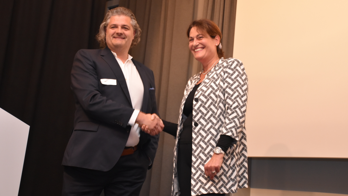 Die Stiftungsrätin Violanda Lanter gratuliert Patrik Beck zum Anerkennungspreis der Hans Huber Stiftung.