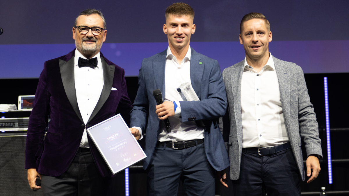 Christian Witzig (Mitte) mit Awardsponsor Peder Koch von der Berit-Klinik und Ex-FCSG-Spieler und Trainer Marco Hämmerli