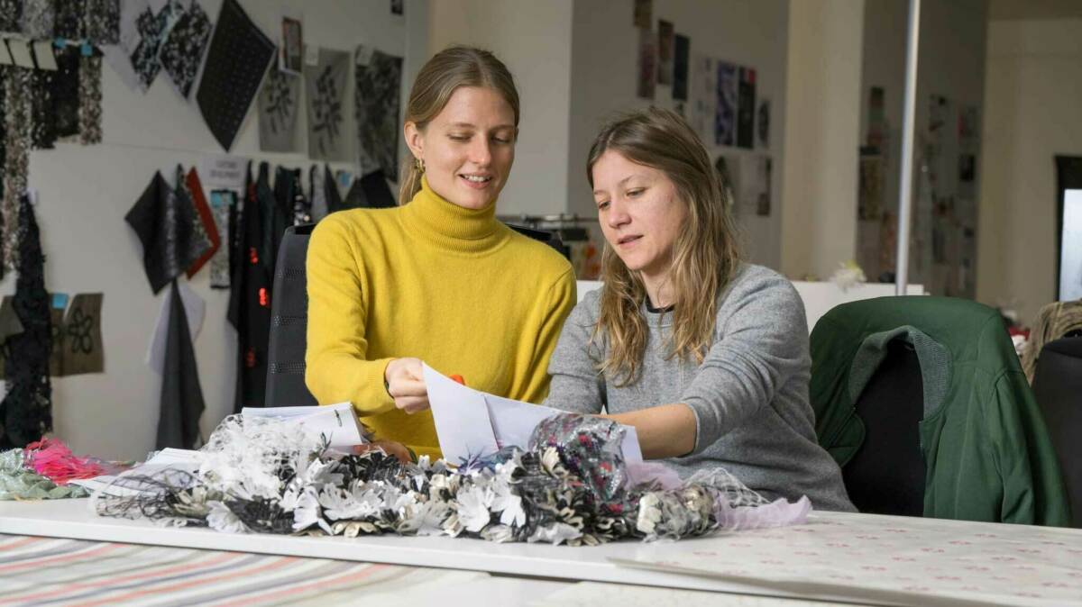 Die beiden Composé-Designerinnen Friederike Stanitzek (links) und Annika Albrecht diskutieren neue Ideen.