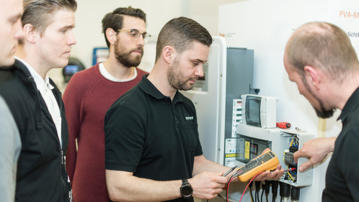 Gebäudeautomatiker HF: Baukaderschule und ZbW bieten Lehrgang gemeinsam an