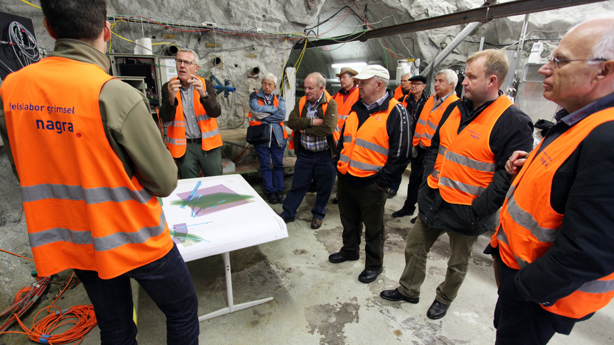 Die Erforschung des Untergrunds zum Anfassen: Geowissenschaftler erklären im Felslabor Grimsel die Wirkungsweise von «Mikro-Erdbeben».
