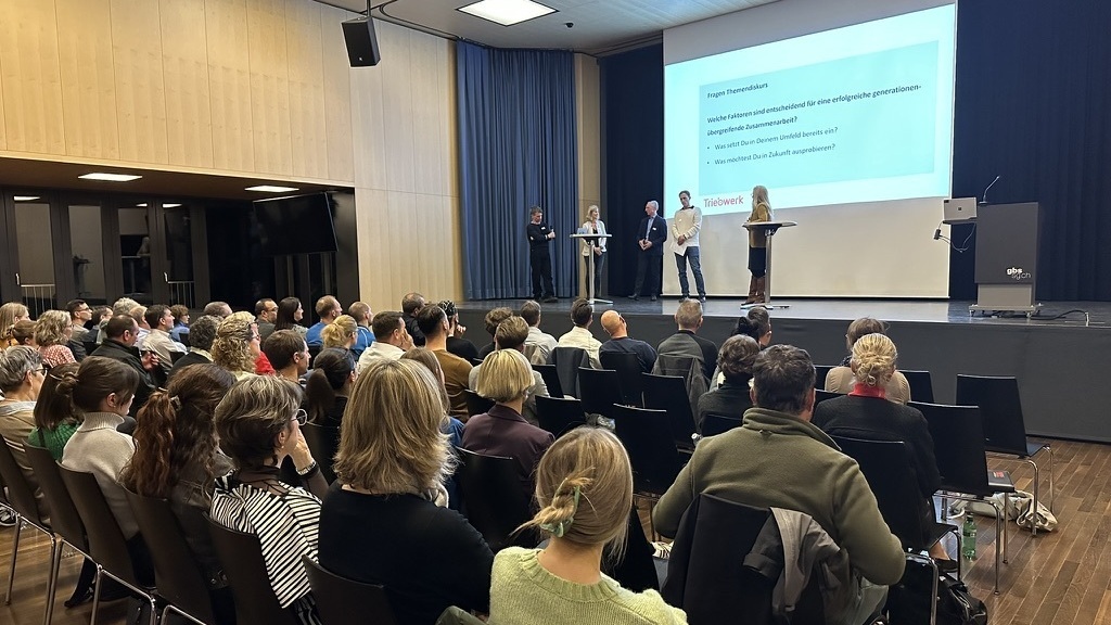 Brücken bauen: Erfolgsstrategien für generationenübergreifendes Arbeiten