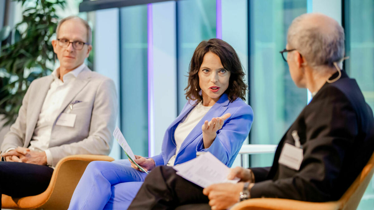 Moderatorin Mona Vetsch im Gespräch mit Christian Klein, Tschuggen Collection, und Thomas Kirchhofer, St.Gallen-Bodensee-Tourismus