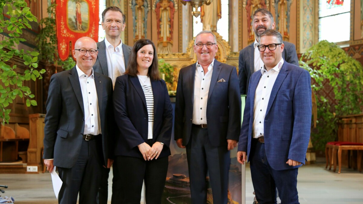 Zufriedene Aktionäre an der GV der Hoher Kasten AG