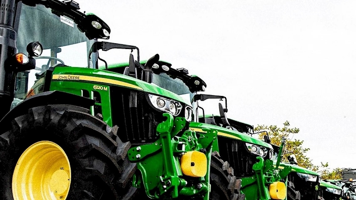 Aebi checkt bei Agentur am Flughafen ein